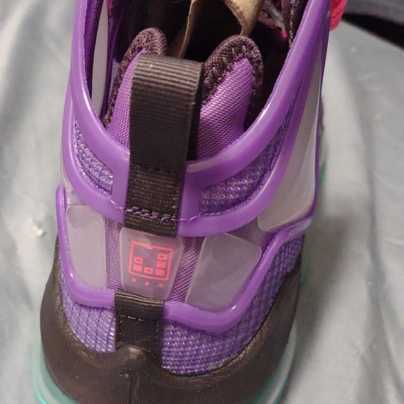 Nike LeBron 19's Wild Berry - Picture 3 of 6